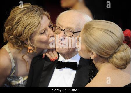 (110228) -- HOLLYWOOD, Feb. 28, 2011 (Xinhua) -- Actor Eli Wallach (C) arrives for the awarding ceremony of the 83rd Annual Academy Awards at the Kodak Theater in Hollywood, California, the United States, Feb. 27, 2011. (Xinhua/Qi Heng) (cl) U.S.-HOLLYWOOD-OSCARS-RED CARPET PUBLICATIONxNOTxINxCHN   110228 Hollywood Feb 28 2011 XINHUA Actor Eli Wallach C arrives for The awarding Ceremony of The 83rd Annual Academy Awards AT The Kodak Theatre in Hollywood California The United States Feb 27 2011 XINHUA Qi Heng CL U S Hollywood Oscars Red Carpet PUBLICATIONxNOTxINxCHN Stock Photo