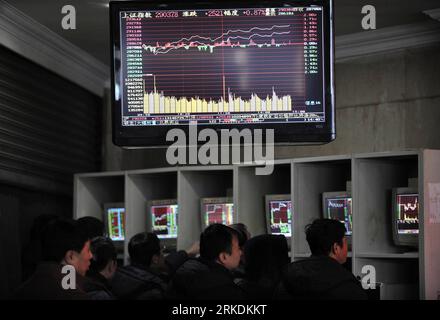 Bildnummer: 54963452  Datum: 28.02.2011  Copyright: imago/Xinhua SHENYANG, Feb. 28, 2011 (Xinhua) -- An electronic board displays the information of the benchmark Shanghai Composite Index at a brokerage house in Shenyang, capital of northeast China s Liaoning Province, Feb. 28, 2011. Chinese shares closed higher Monday after the government vowed to increase housing supplies. The benchmark Shanghai Composite Index rose 26.49 points, or 0.92 percent, to end at 2,905.05. (Xinhua/Tian Weitao) (ljh) CHINA-STOCK MARKET-RISE (CN) PUBLICATIONxNOTxINxCHN Wirtschaft Finanzen Aktienkurs Aktien Börsenkurs Stock Photo