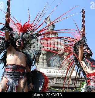 Bildnummer: 54965677  Datum: 28.02.2011  Copyright: imago/Xinhua (110301)-- MEXICO CITY, March 1, 2011 (Xinhua)-- Indigenous men dressed with traditional clothing participate in the commemoration of the 486 anniversary of the death of Aztec leader Cuauhtemoc at the monument erected in his honor in Mexico City, capital of Mexico, on Feb. 28, 2011. (Xinhua/Juan Francisco Palencia) (jl) MEXICO-MEXICO CITY-AZTEC-MEMORIAL PUBLICATIONxNOTxINxCHN Gesellschaft Kultur Jahrestag Todestag Azteken Aztekenführer Führer premiumd kbdig xsk 2011 quadrat Highlight premiumd  o0 Herrscher, Aztekenherrscher, Gede Stock Photo