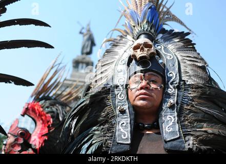 Bildnummer: 54965676  Datum: 28.02.2011  Copyright: imago/Xinhua (110301)-- MEXICO CITY, March 1, 2011 (Xinhua)-- An Indigenous man dressed with traditional clothing participates in the commemoration of the 486 anniversary of the death of Aztec leader Cuauhtemoc at the monument erected in his honor in Mexico City, capital of Mexico, on Feb. 28, 2011. (Xinhua/Juan Francisco Palencia) (jl) MEXICO-MEXICO CITY-AZTEC-MEMORIAL PUBLICATIONxNOTxINxCHN Gesellschaft Kultur Jahrestag Todestag Azteken Aztekenführer Führer premiumd kbdig xsk 2011 quer Highlight premiumd  o0 Herrscher, Aztekenherrscher, Ged Stock Photo