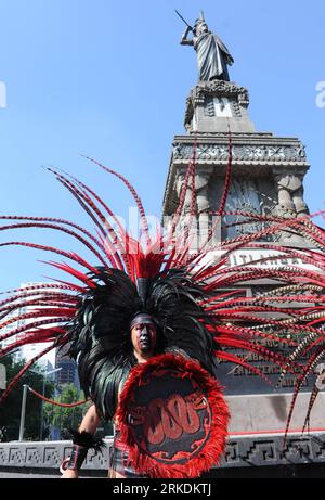 Bildnummer: 54965675  Datum: 28.02.2011  Copyright: imago/Xinhua (110301)-- MEXICO CITY, March 1, 2011 (Xinhua) -- An Indigenous man dressed with traditional clothing participates in the commemoration of the 486 anniversary of the death of Aztec leader Cuauhtemoc at the monument erected in his honor in Mexico City, capital of Mexico, on Feb. 28, 2011. (Xinhua/Juan Francisco Palencia) (jl) MEXICO-MEXICO CITY-AZTEC-MEMORIAL PUBLICATIONxNOTxINxCHN Gesellschaft Kultur Jahrestag Todestag Azteken Aztekenführer Führer premiumd kbdig xsk 2011 hoch Highlight premiumd o0 Herrscher, Aztekenherrscher, Ged Stock Photo