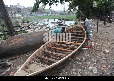 Dhaka Bangladesch 24. August 2023.Monsun kommt... Segler und Handwerker sind mit der Herstellung und Reparatur von Booten am Ufer des Buriganga-Flusses in Prep beschäftigt Stockfoto