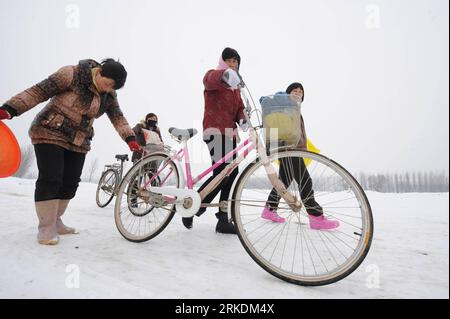 Bildnummer: 54967666  Datum: 01.03.2011  Copyright: imago/Xinhua (110301) -- ZHENGZHOU, March 1, 2011 (Xinhua) -- Farmers are on their way to fertilize wheat field in Liuji Township of Zhongmou County, central China s Henan Province, March 1, 2011. The size of drought-stricken areas in Henan Province became significantly smaller after continuous rain and snow. Local farmers seized the oppotunity to fertilize fields. (Xinhua/Zhao Peng) (zgp) CHINA-HENNAN-DROUGHT AREA SHRINK-SNOWFALL (CN) PUBLICATIONxNOTxINxCHN Gesellschaft Wirtschaft Landwirtschaft Jahreszeit Winter Acker Feld Schnee kbdig xo0x Stock Photo