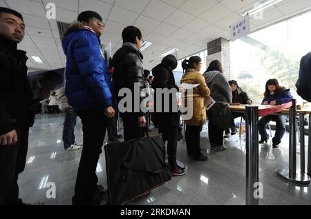 Bildnummer: 54968056  Datum: 01.03.2011  Copyright: imago/Xinhua (110301) -- BEIJING, March 1, 2011 (Xinhua) -- Exams applicants queue up for the signing up of the entrance exams at China Central Academy of Fine Arts, in Beijing, capital of China, March 1, 2011. The academy plans to recruit 800 undergraduates this year. Examination of specialized courses will be held on March 5 and 6. (Xinhua)(mcg) #CHINA-BEIJING-CENTRAL ACADEMY OF FINE ARTS-ENTRANCE-2011 (CN) PUBLICATIONxNOTxINxCHN Gesellschaft Uni Bildung Kunstakademie Aufnahme Bewerber Bewerbung xo0x kbdig xub 2011 quer     Bildnummer 54968 Stock Photo