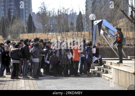 Bildnummer: 54968055  Datum: 01.03.2011  Copyright: imago/Xinhua (110301) -- BEIJING, March 1, 2011 (Xinhua) -- Exams applicants wait for the signing up of the entrance exams at China Central Academy of Fine Arts, in Beijing, capital of China, March 1, 2011. The academy plans to recruit 800 undergraduates this year. Examination of specialized courses will be held on March 5 and 6. (Xinhua)(mcg) #CHINA-BEIJING-CENTRAL ACADEMY OF FINE ARTS-ENTRANCE-2011 (CN) PUBLICATIONxNOTxINxCHN Gesellschaft Uni Bildung Kunstakademie Aufnahme Bewerber Bewerbung xo0x kbdig xub 2011 quer     Bildnummer 54968055 Stock Photo