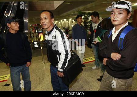 Bildnummer: 54970243  Datum: 01.03.2011  Copyright: imago/Xinhua (110301) -- SHANGHAI, March 1, 2011 (Xinhua) -- Chinese sailors who were released from captivity wait for their transit flight at the Pudong International Airport in Shanghai, east China, March 1, 2011. Seven Chinese sailors, crew members of a Taiwanese trawler hijacked by pirates off the coast of Somalia last May, arrived in Shanghai Tuesday, after being released with the other 21 sailors on Jan. 24, 2011. (Xinhua/Pei Xin) (ljh) CHINA-SHANGHAI-HIJACKED SAILORS-RETURN (CN) PUBLICATIONxNOTxINxCHN Gesellschaft kbdig xkg 2011 quer Stock Photo