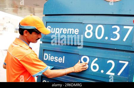 Bildnummer: 54970559  Datum: 02.03.2011  Copyright: imago/Xinhua (110302) -- KARACHI, March 2, 2011 (Xinhua) -- A Pakistani employee changes the figure of oil price on a board at a gas station in Karachi, Pakistan, March 2, 2011. Pakistan increased petrol prices by 9.9 percent on Tuesday reflecting the global rise in oil price, the state Oil and Gas Regulatory Authority (OGRA) said. (Xinhua/Arshad) (jl) PAKISTAN-OIL PRICE-RISE PUBLICATIONxNOTxINxCHN Wirtschaft kbdig xkg 2011 quer o0 Mineralölindustrie, Preis, Benzinpreis, Super, Diesel, Benzin, Tankstelle    Bildnummer 54970559 Date 02 03 2011 Stock Photo