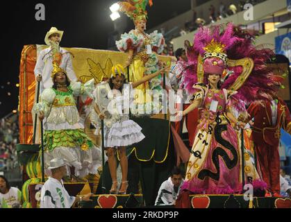 Bildnummer: 54984152  Datum: 05.03.2011  Copyright: imago/Xinhua (110305) -- RIO DE JANEIRO, March 5, 2011 (Xinhua) -- Children perform on a float during 2011 Carnival in Rio de Janeiro March 4, 2011. The Carnival of 2011 officially kicked off in Rio de Janeiro on Friday. (Xinhua/Song Weiwei) BRAZIL-RIO DE JANEIRO-CARNIVAL 2011 PUBLICATIONxNOTxINxCHN Gesellschaft Karneval kbdig xmk xo0x 2011 quer premiumd     Bildnummer 54984152 Date 05 03 2011 Copyright Imago XINHUA  Rio de Janeiro March 5 2011 XINHUA Children perform ON a Float during 2011 Carnival in Rio de Janeiro March 4 2011 The Carnival Stock Photo