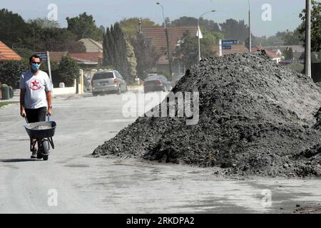 Bildnummer: 54984166  Datum: 05.03.2011  Copyright: imago/Xinhua (110305) -- CHRISTCHURCH, March 5, 2011 (Xinhua) -- A man transfers mud as start rebuilding the hometown in Christchurch, New Zealand, March 5, 2011. (Xinhua/Li Qiuchan) (cl) NEW ZEALAND-CHRISTCHURCH-QUAKE-REBUILDING PUBLICATIONxNOTxINxCHN Gesellschaft Naturkatastrophe Erdbeben kbdig xmk xo0x 2011 quer premiumd     Bildnummer 54984166 Date 05 03 2011 Copyright Imago XINHUA  Christchurch March 5 2011 XINHUA a Man  Mud As Start REBUILDING The Home Town in Christchurch New Zealand March 5 2011 XINHUA left Qiuchan CL New Zealand Chri Stockfoto