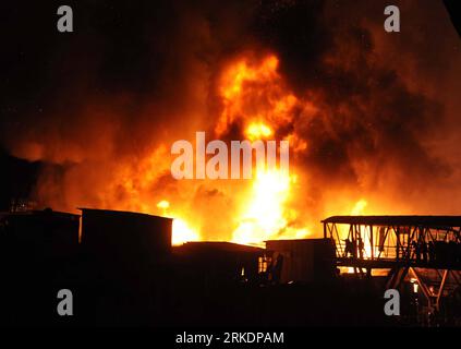 Bildnummer: 54984158  Datum: 05.03.2011  Copyright: imago/Xinhua (110304) -- MUMBAI, March 4, 2011 (Xinhua) -- A heavy fire is seen breaking out in a slum which is adjacent to the Bandra Railway Station in Mumbai, India, on March 4, 2011. The fire was reported from Garibnagar area in Bandra East and so far 25 fire engines and 12 tankers have been pressed into service to put out the blaze which was still blazing. (Xinhua) (wjd) INDIA-MUMBAI-SLUM-FIRE PUBLICATIONxNOTxINxCHN Gesellschaft Katastrophe Feuer Brand Flammen Rauch kbdig xmk xo0x 2011 quer premiumd     Bildnummer 54984158 Date 05 03 201 Stock Photo