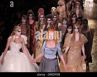 Bildnummer: 54984225  Datum: 04.03.2011  Copyright: imago/Xinhua Paris, March 5 (Xinhua) -- Westwood (C, front) walks on the catwalk with her models following the presentation of her Fall-Winter 2011/2012 women s ready-to-wear fashion collection during Paris Fashion Week, in Paris, France, March 4, 2011. (Xinhua/Gao Jing) (jl) FRANCE-PARIS-FASHION-VIVIENNE WESTWOOD PUBLICATIONxNOTxINxCHN People Kultur Entertainment Mode Modenschau Fashionweek premiumd kbdig xmk 2011 quer Highlight o0 herself Totale    Bildnummer 54984225 Date 04 03 2011 Copyright Imago XINHUA Paris March 5 XINHUA Westwood C Fr Stock Photo