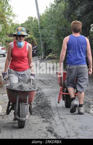 Bildnummer: 54988535  Datum: 05.03.2011  Copyright: imago/Xinhua (110305) -- CHRISTCHURCH, Marcg 5, 2011 (Xinhua) -- Volunteers help clean up the houses for earthquake victims on Bexely Road, Christchurch, New Zealand, March 5, 2011. New Zealand Earthquake Recovery Minister said on Friday that Christchurch has a long way from coming out of a state of emergency, even though the post-earthquake operation has moved from rescue to recovery. (Xinhua/Huang Xingwei) (msq) NEW ZEALAND-CHRISTCHURCH-QUAKE-RESTORATION PUBLICATIONxNOTxINxCHN Gesellschaft Naturkatastrophen Erdbeben aufräumen kbdig xub 2011 Stockfoto