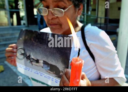 Bildnummer: 54999310  Datum: 08.03.2011  Copyright: imago/Xinhua (110309) -- TEGUCIGALPA, March 9, 2011 (Xinhua) -- A manifestant holds a picture of a murdered woman as she participates in a protest in front of the Attorney s headquarters in Tegucigalpa, Honduras, March 8, 2011. Feminist and human rights organizations marked the International Women s Day demanding the end of impunity of at least 1,750 murders against women in the last six years. (Xinhua/Rafael Ochoa) (yc) HONDURAS-TEGUCIGALPA-SOCIETY-INTERNATIONAL WOMEN S DAY PUBLICATIONxNOTxINxCHN Gesellschaft Internationaler Frauentag Demo P Stock Photo