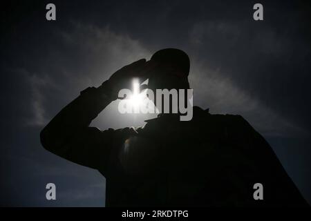 Bildnummer: 55005816  Datum: 09.03.2011  Copyright: imago/Xinhua (110309) -- KABUL, March 9, 2011 (Xinhua) -- An Afghan National Army soldier salutes during a graduation ceremony in Herat province, on March 9, 2011. Some 1,400 army soldiers graduated after five weeks training in Afghanistan 207 Zafar military corp. (Xinhua/Nilab Iman) (lyi) AFGHANISTAN-HERAT-SOLDIERS-GRADUATION PUBLICATIONxNOTxINxCHN Gesellschaft Politik Militär Soldaten Absolventen premiumd kbdig xsk 2011 quer o0 Silhouette, Gegenlicht    Bildnummer 55005816 Date 09 03 2011 Copyright Imago XINHUA  Kabul March 9 2011 XINHUA to Stock Photo