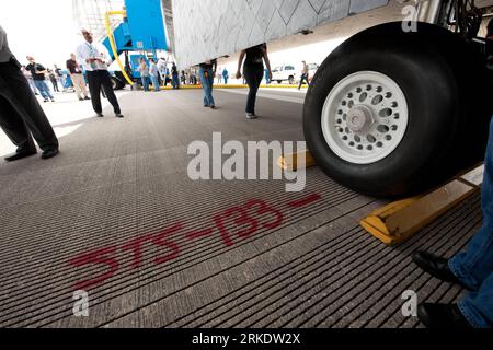 Bildnummer: 55009170  Datum: 09.03.2011  Copyright: imago/Xinhua The runway of the Shuttle Landing Facility (SLF) is marked to show where the wheels stopped for the space shuttle Discovery (STS-133) shortly after it landed, Wednesday, March 9, 2011, at Kennedy Space Center in Cape Canaveral, Fla., completing its 39th and final flight. Since 1984, Discovery flew 39 missions, spent 365 days in space, orbited Earth 5,830 times and traveled 148,221,675 miles. Photo credit: (NASA/Bill Ingalls) US-SHUTTLE-DISCOVERY-CAREER-ENDING PUBLICATIONxNOTxINxCHN Gesellschaft USA Raumfahrt Landung Raumfähre kbd Stock Photo