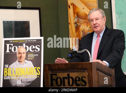 Bildnummer: 55009298 Datum: 09.03.2011 Copyright: imago/Xinhua NEW YORK, 10. März 2011 (Xinhua) -- Steve Forbes, Vorsitzender und Chefredakteur des Forbes-Magazins, hält am 9. März 2011 eine Pressekonferenz in New York, USA, ab. Das Forbes-Magazin veröffentlichte am Mittwoch die Liste der World's Billionaires 2011 in New York. Es war ein Rekordjahr 2011, als 214 neue Milliardäre dem Forbes 25. Jährlichen Ranking der reichsten der Welt beitreten. (Xinhua/Shen Hong) (xhn) US-NEW YORK-FORBES PUBLICATIONxNOTxINxCHN Wirtschaft People kbdig xng 2011 quer Premiumaufführung BildoListe Milliardär num Stockfoto