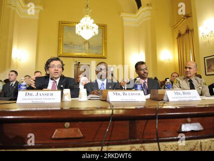 Bildnummer: 55012744 Datum: 10.03.2011 Copyright: imago/Xinhua WASHINGTON D.C., 10. März 2011 (Xinhua) -- (L-R) Präsident und Gründer des American Islamic Forum for Democracy (AIFD) Zuhdi Jasser, Melvin Bledsoe aus Memphis, Tennessee, Direktor des Somali Education and Social Advocacy Center Abdirizak Bihi, und Sheriff Leroy Baca aus Los Angeles County, Kalifornien, sagte vor dem House Homeland Security Committee während einer Anhörung aus, um das Ausmaß der Radikalisierung in der American Muslim Community und deren Reaktion auf Capitol Hill in Washington D.C., der Hauptstadt der Vereinten Nationen, zu untersuchen Stockfoto