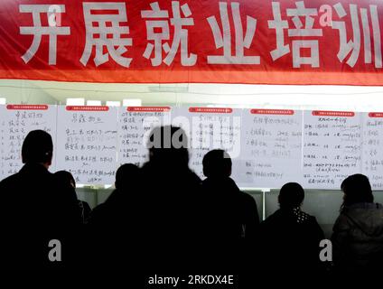 Bildnummer: 55014029  Datum: 11.03.2011  Copyright: imago/Xinhua (110311) -- SHENYANG, March 11, 2011 (Xinhua) -- Job seekers look employment information at a job fair for migrant workers in Shenyang, capital of northeast China s Liaoning Province, March 11, 2011. Shenyang organized a special job fair for migrant workers on Friday, bringing some 100 organizations providing nearly 2,000 jobs. (Xinhua/Zhang Wenkui) (llp) CHINA-SHENYANG-JOB FAIR-MIGRANT WORKERS (CN) PUBLICATIONxNOTxINxCHN Gesellschaft kbdig xsk 2011 quer  o0 Jobmesse Arbeitsvermittlung Wanderarbeiter    Bildnummer 55014029 Date 1 Stock Photo