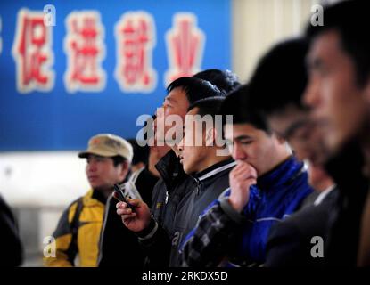 Bildnummer: 55014030 Datum: 11.03.2011 Copyright: imago/Xinhua (110311) -- SHENYANG, 11. März 2011 (Xinhua) -- Arbeitsuchende suchen Arbeitsinformationen auf einer Arbeitsmesse für Wanderarbeitnehmer in Shenyang, der Hauptstadt der Provinz Liaoning im Nordosten Chinas, 11. März 2011. Shenyang organisierte am Freitag eine spezielle Jobmesse für Wanderarbeitnehmer, auf der rund 100 Organisationen fast 2.000 Arbeitsplätze stellten. (Xinhua/Zhang Wenkui) (llp) CHINA-SHENYANG-JOB FAIR-MIGRANT WORKERS (CN) PUBLICATIONxNOTxINxCHN Gesellschaft kbdig xsk 2011 quer o0 Jobmesse Arbeitsvermittlung Wanderarbeiter Nummer 55014030 Datum 1 Stockfoto