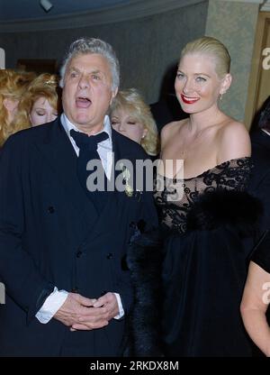 LOS ANGELES, CA. 1996: Schauspieler Tony Curtis und Ehefrau Jill Vandenberg bei einer Wohltätigkeitsveranstaltung in Beverly Hills. Bild: Paul Smith / Featureflash Stockfoto