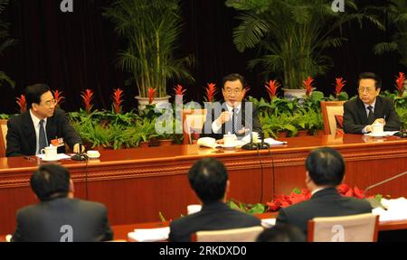 Bildnummer: 55014444  Datum: 11.03.2011  Copyright: imago/Xinhua (110311) -- BEIJING, March 11, 2011 (Xinhua) -- He Guoqiang (C, Top), who is a member of the Standing Committee of the Political Bureau of the Communist Party of China (CPC) Central Committee and secretary of the CPC Central Commission for Discipline Inspection, joins a panel discussion with deputies to the Fourth Session of the 11th National People s Congress (NPC) from northwest China s Ningxia Hui Autonomous Region in Beijing, capital of China, March 11, 2011. (Xinhua/Liu Jiansheng) (ly) (TWO SESSIONS)CHINA-BEIJING-NPC-NINGXIA Stock Photo
