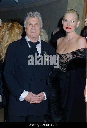 LOS ANGELES, CA. 1996: Schauspieler Tony Curtis und Ehefrau Jill Vandenberg bei einer Wohltätigkeitsveranstaltung in Beverly Hills. Bild: Paul Smith / Featureflash Stockfoto