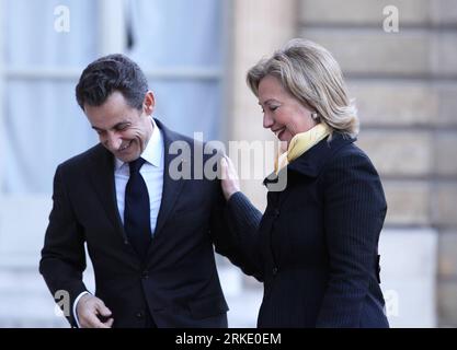 Bildnummer: 55025192 Datum: 14.03.2011 Copyright: imago/Xinhua (110314) -- PARIS, 14. März 2011 (Xinhua) -- der französische Präsident Nicolas Sarkozy (L) begrüßt US-Außenministerin Hillary Clinton vor dem Treffen der Außenminister der Achtelgruppe (G8) im Elysee-Palast in Paris, Hauptstadt Frankreichs, am 14. März 2011. (Xinhua/Gao Jing) (wjd) FRANKREICH-US-SARKOZY-CLINTON-G8-TREFFEN PUBLICATIONxNOTxINxCHN People Politik premiumd kbdig xsp xo0x 2011 quer Bildnummer 55025192 Datum 14 03 2011 Copyright Imago XINHUA Paris 14. März 2011 DER französische Präsident Nicolas Sarkozy l begrüßt die USA Stockfoto