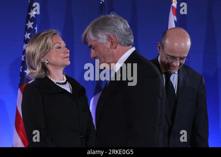 Bildnummer: 55025189  Datum: 14.03.2011  Copyright: imago/Xinhua (110314) -- PARIS, March 14, 2011 (Xinhua) -- (L to R) US Secretary of State Hillary Clinton, Canadian Foreign Minister Lawrence Cannon and French Foreign Minister Alain Juppe prepare for a group photo during the Foreign Ministers of the Group of Eight (G8) meeting, in Paris, capital of France, March 14, 2011. Foreign Ministers of the Group of Eight (G8) meet here on Monday and Tuesday focusing on the unexpected disaster that hit Japan, the only Asian member in the group, and the political situation in North Africa, especially in Stock Photo