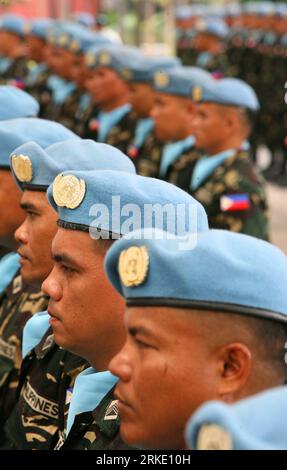 Bildnummer: 55030194  Datum: 14.03.2011  Copyright: imago/Xinhua (110314) -- MANILA, March 14, 2011 (Xinhua) -- Members of the United Nations (UN) Peacekeeping Force from the Armed forces of the Philippines (AFP) stand in attention during a send-off ceremony in Camp Aguinaldo in Quezon City, north of Manila, the Philippines, March 14, 2011. The 300 Philippine soldiers will be sent to Liberia and Haiti to serve as peacekeepers that will help safeguard the elections in the two countries. (Xinhua/Rouelle Umali)(zx) THE PHILIPPINES-UN-PEACEKEEPING PUBLICATIONxNOTxINxCHN Politik Militär Soldaten UN Stockfoto