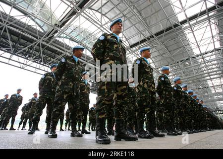 Bildnummer: 55030193 Datum: 14.03.2011 Copyright: imago/Xinhua (110314) -- MANILA, 14. März 2011 (Xinhua) -- Mitglieder der Friedenstruppe der Vereinten Nationen (UN) der Streitkräfte der Philippinen (AFP) stehen während einer Abschiebezeremonie im Camp Aguinaldo in Quezon City, nördlich von Manila, auf den Philippinen, am 14. März 2011 zur Kenntnis. Die 300 philippinischen Soldaten werden nach Liberia und Haiti entsandt, um als Friedenssicherungskräfte zur Sicherung der Wahlen in den beiden Ländern beizutragen. (Xinhua/Rouelle Umali)(zx) DIE PHILIPPINEN-UN-FRIEDENSSICHERUNGSORGANISATION PUBLICATIONxNOTxINxCHN Politik Militär Soldaten UN Stockfoto