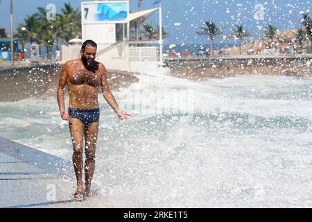 Bildnummer: 55037051  Datum: 16.03.2011  Copyright: imago/Xinhua (110317) -- RIO DE JANEIRO, March 17, 2011 (Xinhua) -- A man walks next to a wave at Arpoador Beach, in Rio de Janeiro, Brazil, on March 16, 2011. Strong winds and an extratropical cyclone created rough seas off the southeast coast of Brazil. (Xinhua/Agencia Estado)(BRAZIL OUT) (ce) BRAZIL-RIO DE JANEIRO-WEATHER-SURGE PUBLICATIONxNOTxINxCHN Gesellschaft Sturm Küste kbdig xub 2011 quer o0 Mann, Einheimischer, Land, Leute , Brandung    Bildnummer 55037051 Date 16 03 2011 Copyright Imago XINHUA  Rio de Janeiro March 17 2011 XINHUA a Stock Photo