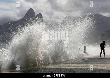 Bildnummer: 55037052  Datum: 16.03.2011  Copyright: imago/Xinhua (110317) -- RIO DE JANEIRO, March 17, 2011 (Xinhua) -- A man walks near waves at Arpoador Beach, in Rio de Janeiro, Brazil, on March 16, 2011. Strong winds and an extratropical cyclone created rough seas off the southeast coast of Brazil. (Xinhua/Agencia Estado)(BRAZIL OUT) (ce) BRAZIL-RIO DE JANEIRO-WEATHER-SURGE PUBLICATIONxNOTxINxCHN Gesellschaft Sturm Küste kbdig xub 2011 quer o0 Brandung    Bildnummer 55037052 Date 16 03 2011 Copyright Imago XINHUA  Rio de Janeiro March 17 2011 XINHUA a Man Walks Near Waves AT Arpoador Beach Stock Photo