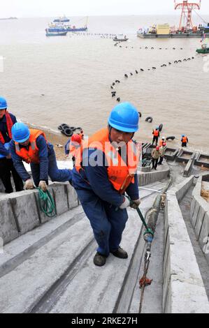 Bildnummer: 55039189  Datum: 16.03.2011  Copyright: imago/Xinhua (110317) -- CHENGSI, March 17, 2011 (Xinhua) -- Workers drag a submarine cable onshore in Shengsi Island, Zhoushan City, east China s Zhejiang Province, March 16, 2011. Three homemade 110KV submarine cables each with length of 34 kilometers are laid here to supply power. (Xinhua/Xu Yu) (lfj) CHINA-ZHEJIANG-SUBMARINE CABLE-LAYING (CN) PUBLICATIONxNOTxINxCHN Wirtschaft Arbeitswelten Gesellschaft Kabel Verlegung Kabelverlegung kbdig xsk 2011 hoch  o0 Unterwasserkabel, Seekabel    Bildnummer 55039189 Date 16 03 2011 Copyright Imago X Stock Photo