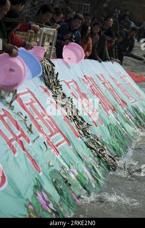 Bildnummer: 55042092 Datum: 18.03.2011 Copyright: imago/Xinhua (110318) -- HONGZE, 18. März 2011 (Xinhua) -- Freilassung von Fischbrüten in der Hongze Lake Bay im Hongze County, ostchinesische Provinz Jiangsu, 18. März 2011. Am Freitag begann in der Bucht ein Festival zum Auflegen von Fisch. Insgesamt wurden 220.000 Fischbrut in den See abgegeben. (Xinhua/Zhang Jian) (mcg) CHINA-JIANGSU-HONGZE LAKE-FRY-RELEASE (CN) PUBLICATIONxNOTxINxCHN Gesellschaft kbdig xsk 2011 hoch o0 Fische Freilassung ausgesetzt siehe Bildnummer 55042092 Datum 18 03 2011 Copyright Imago XINHUA Hongze März 18 2011 XINHUA Release Fish Fry Stockfoto