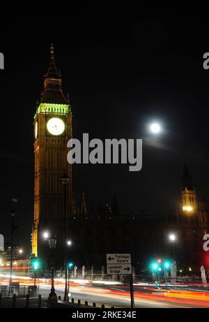 Bildnummer: 55045037  Datum: 19.03.2011  Copyright: imago/Xinhua (110320) -- LONDON, March 20, 2011 (Xinhua) -- A full moon rises behind the Big Ben in central London, Britain, March 19, 2011. The world saw a super moon on Saturday night as the moon passed the earth at the distance of around 360,000 kilometers, the closest in the past 19 years. (Xinhua/Zeng Yi)(ybg) UK-LONDON-MOON PUBLICATIONxNOTxINxCHN Gesellschaft Mond Vollmond kbdig xkg 2011 hoch premiumd   o0 Natur groß großer Größe Naturphänomen Super - Vollmond Supermond Naturschauspiel Größe    Bildnummer 55045037 Date 19 03 2011 Copyri Stock Photo