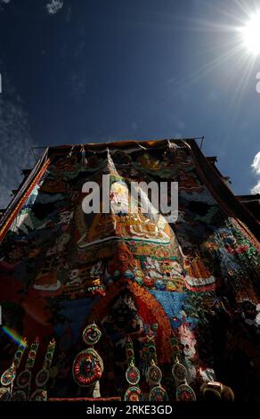 Bildnummer: 55047171  Datum: 19.03.2011  Copyright: imago/Xinhua (110319) -- LHASA, March 19, 2011 (Xinhua) -- A huge silk thangka of Sakyamuni, the founder of Buddhism, is unfurled at the Qoide Monastery in Gonggar, southwest China s Tibet Autonomous Region, March 19, 2011. A prayer event was held here Saturday, which is the 15th day of January in the Tibetan calendar, marking the end of the Tibetan new year. (Xinhua/Chogo) (wyo) CHINA-TIBET-QOIDE MONASTERY-PRAYER (CN) PUBLICATIONxNOTxINxCHN Gesellschaft Land Leute Religion Buddhismus Tradition kbdig xng 2011 hoch    Bildnummer 55047171 Date Stock Photo