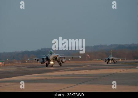 Bildnummer: 55047761  Datum: 19.03.2011  Copyright: imago/Xinhua SAINT-DIZIER, March 20 (Xinhua) -- Handout photo released by ECPAD(The French Defence communication and audiovisual production agency) shows French Rafale fighter planes returning to Saint-Dizier military base, eastern Fance, March 19, 2011, back to a mission in Libya following UN Security Council resolution. (Xinhua/ECPAD) (djj) FRANCE-LIBYA-MILITARY ACTION PUBLICATIONxNOTxINxCHN Gesellschaft Politik Libyen Luftangriff Angriff Odyssey Dawn kbdig xcb 2011 quer premiumd o0 Militär Flugzeug Jet Kampfjet Totale o00 Krieg Luftkrieg Stock Photo