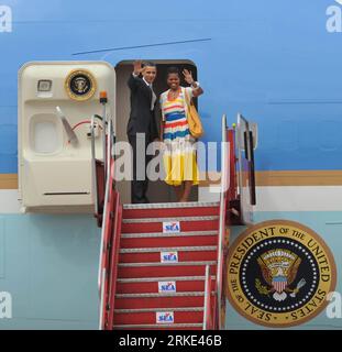 Bildnummer: 55049099  Datum: 21.03.2011  Copyright: imago/Xinhua (110321) --RIO DE JANEIRO , March 21, 2011 (Xinhua) -- The U.S. President Barack Obama and his wife wave to on the Air Force One in the Air Base of Rio de Janeiro, Brazil, March 21, 2011. Obama leaves Brazil for Chile on Monday. (Xinhua/Song Weiwei) (jy) BRAZIL-RIO DE JANEIRO-OBAMA-DEPARTURE PUBLICATIONxNOTxINxCHN People Politik kbdig xmk 2011 quadrat premiumd o0 Familie Frau    Bildnummer 55049099 Date 21 03 2011 Copyright Imago XINHUA  Rio de Janeiro March 21 2011 XINHUA The U S President Barack Obama and His wife Wave to ON Th Stock Photo