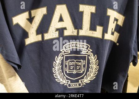 Bordeaux, Frankreich - 08 22 2023 : Yale University Markenlogo auf dem T-Shirt Textschild Collegiate School von 1701 durch kongregationalistische Klerus von The Connect Stockfoto