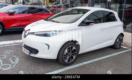 Bordeaux, Frankreich - 08 22 2023 : Renault zoe Logo Marke und Textzeichen EV Auto im Händlerbetrieb französisch verkaufen Service Stockfoto