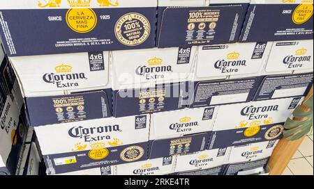 Bordeaux, Frankreich - 08 19 2023 : Corona Extra Bier Logo Marke und Textschild in Bootle Boxes Market Shop Stockfoto