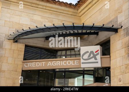 Bordeaux, Frankreich - 08 19 2023 : CA Credit Agricole Logo-Zeichen und Markentext auf der Eingangsfassade der französischen Versicherungsbank Stockfoto