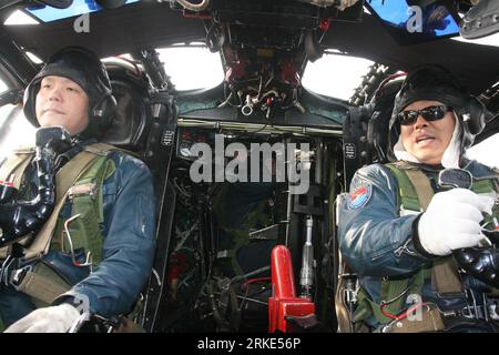 Bildnummer: 55052540  Datum: 22.03.2011  Copyright: imago/Xinhua (110322) -- XIANYANG, March 22, 2011 (Xinhua) -- Pilots Ding Deyu (R) and Shi Haijiao are seen in the cockpit before taking off at a military airport northwest China, March 22, 2011. Chinese explosive experts on Tuesday blew to pieces a 2-km long ice blockage in Yellow River section of Hangjin Banner (County), Ordos City of north China s Inner Mongolia Autonomous Region, to reduce the flood risk caused by the build-up of floating ice. The Yellow River, China s second longest, freezes and thaws at different times, posing flood ris Stockfoto