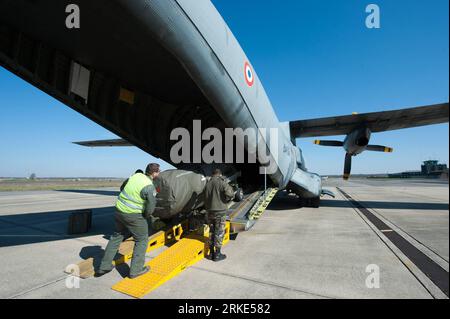 Bildnummer: 55052547  Datum: 22.03.2011  Copyright: imago/Xinhua (110322) -- CORSICA, March 22 (Xinhua) -- Handout photo released by ECPAD (the French Defence communication and audiovisual production agency) on March 22, 2011 shows French soldiers loading military staffs preparing for the mission HARMATTAN on Libya at the aerial military base of Solenzara in Corsica, France, on March 21, 2011. (Xinhua/ECPAD)(yc) FRANCE-LIBYA-MISSION PUBLICATIONxNOTxINxCHN Gesellschaft Militär Flughafen Basis Militärbasis Krieg Libyen kbdig xsk 2011 quer premiumd  o0 Einsatz, Militäreinsatz, Flugzeug, Militärfl Stock Photo