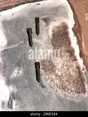 Bildnummer: 55052543  Datum: 22.03.2011  Copyright: imago/Xinhua (110322) -- XIANYANG, March 22, 2011 (Xinhua) -- Dropping bombs are seen over a section of Yellow River in north China s Inner Mongolia Autonomous Region, March 22, 2011. Chinese explosive experts on Tuesday blew to pieces a 2-km long ice blockage in Yellow River section of Hangjin Banner (County), Ordos City of Inner Mongolia, to reduce the flood risk caused by the build-up of floating ice. The Yellow River, China s second longest, freezes and thaws at different times, posing flood risks mainly in Inner Mongolia and east China s Stockfoto