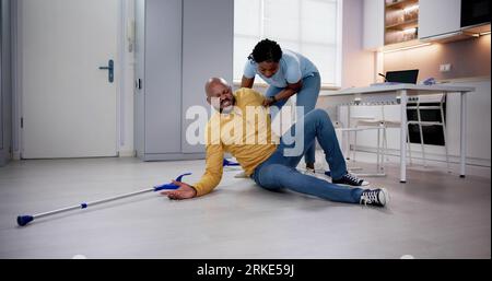 Älterer Älterer Mann – Risiko Des Sturzes Und Des Sturzes Stockfoto