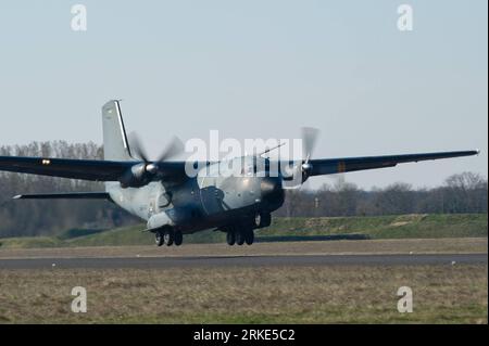 Bildnummer: 55052548  Datum: 22.03.2011  Copyright: imago/Xinhua (110322) -- CORSICA, March 22 (Xinhua) -- Handout photo released by ECPAD (the French Defence communication and audiovisual production agency) on March 22, 2011 shows French army s transall preparing for the mission HARMATTAN on Libya at the aerial military base of Solenzara in Corsica, France, on March 21, 2011. (Xinhua/ECPAD)(yc) FRANCE-LIBYA-MISSION PUBLICATIONxNOTxINxCHN Gesellschaft Militär Flughafen Basis Militärbasis Krieg Libyen kbdig xsk 2011 quer premiumd  o0 Einsatz, Militäreinsatz, Flugzeug, Militärflugzeug, Transport Stock Photo