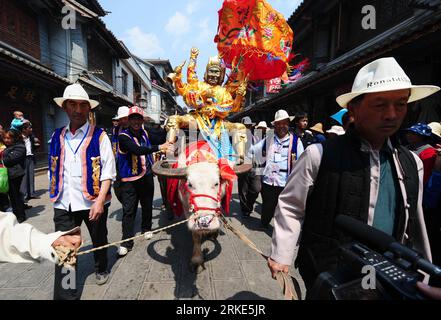 Bildnummer: 55055294  Datum: 23.03.2011  Copyright: imago/Xinhua (110323) -- KUNMING, March 23, 2011 (Xinhua) -- The statue of tuzhu, or the protective god of the locals, is carried along the street during a temple fair in Guandu Ancient Town in Kunming, southwest China s Yunnan Province, March 23, 2011. A temple fair is held here to pay tribute to tuzhu and pray for good luck . (Xinhua/Qin Qing) (wxy) CHINA-KUNMING-TEMPLE FAIR (CN) PUBLICATIONxNOTxINxCHN Gesellschaft Festival kbdig xcb 2011 quer     Bildnummer 55055294 Date 23 03 2011 Copyright Imago XINHUA  Kunming March 23 2011 XINHUA The S Stock Photo