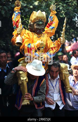 Bildnummer: 55055293 Datum: 23.03.2011 Copyright: imago/Xinhua (110323) -- KUNMING, 23. März 2011 (Xinhua) -- die Statue des Tuzhu, oder des Schutzgottes der Einheimischen, wird während einer Tempelmesse in der antiken Stadt Guandu in Kunming, Provinz Yunnan im Südwesten Chinas, am 23. März 2011 in den Tempel zurückgebracht. Hier wird eine Tempelmesse abgehalten, um Tuzhu zu ehren und um Glück zu beten. (Xinhua/Qin Qing) (wxy) CHINA-KUNMING-TEMPLE FAIR (CN) PUBLICATIONxNOTxINxCHN Gesellschaft Festival kbdig xcb 2011 hoch Bildnummer 55055293 Datum 23 03 2011 Copyright Imago XINHUA Kunming 23. März 2011 XINHUA the Stockfoto