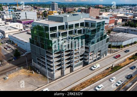 An einem sonnigen Tag bietet sich ein Blick auf die Portland East Side des Willamette River Downtown Stockfoto